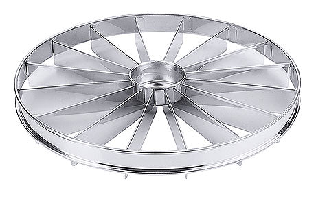 Tortenring mit Schneidehilfen aus Metall.