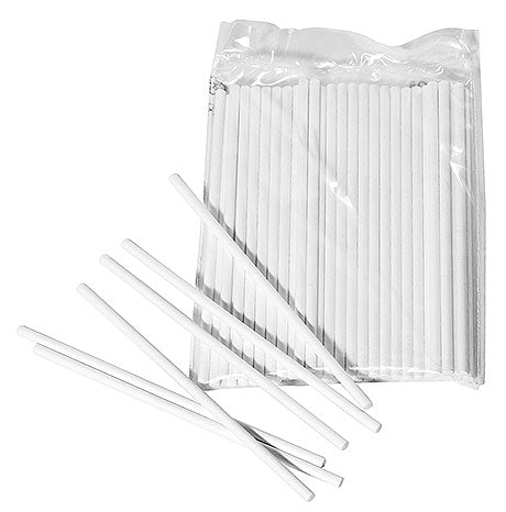 Weiße Papierstrohhalme in Verpackung.