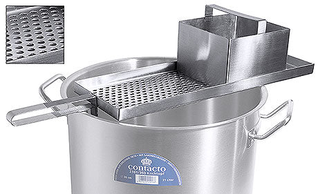 Großer Kochtopf mit Spätzlehobel.