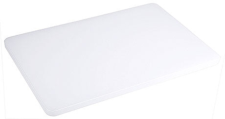 Weißes Schneidebrett aus Kunststoff.