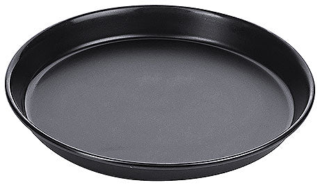 Schwarze runde Backform aus Metall.