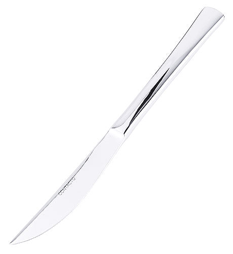 Silbernes Steakmesser auf weißem Hintergrund.