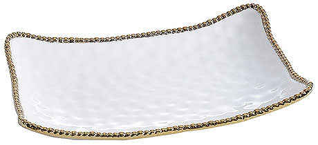 Rechteckige, verzierte weiße Platte.