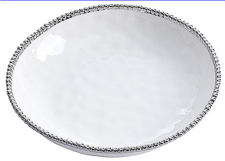 Weiße Schale mit Perlenrand.