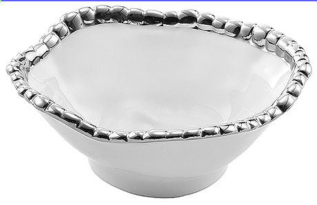 Weiße Schale mit silbernem Rand.