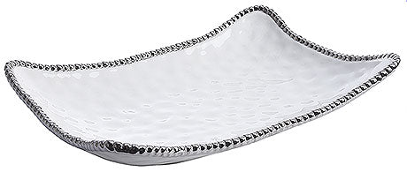 Weiße Servierplatte mit Silberrand.