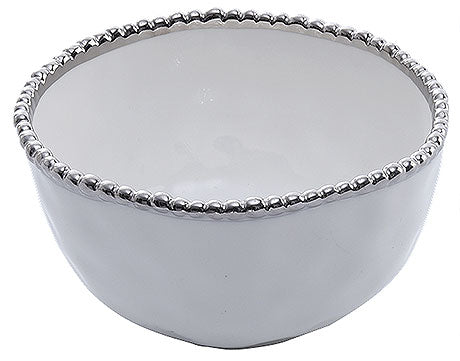 Weiße Schale mit silbernem Rand.