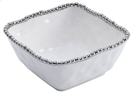 Weiße Schale mit Perlenrand.