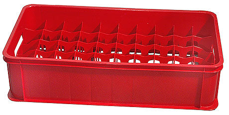 Roter Gläserkorb mit Fächern.