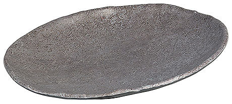 Grauer, ovaler, rustikaler Teller.