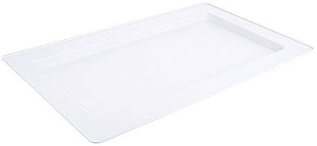 Weiße rechteckige Servierplatte.