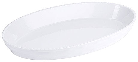 Ovaler weißer Porzellanteller.