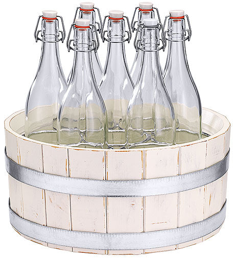 Sechs Glasflaschen in Holzkiste.