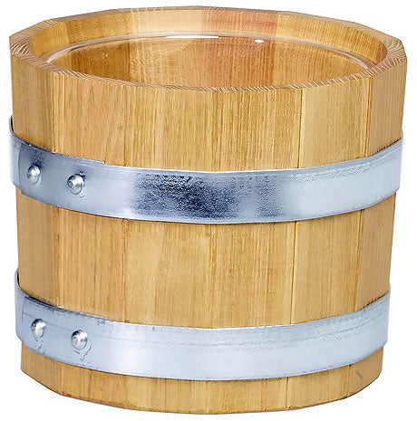 Holzeimer mit Metallringen.