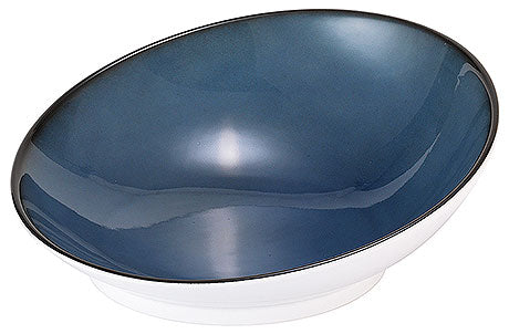 Blaue Schale mit weißem Rand.
