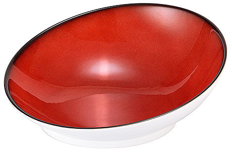 Rote, ovale Schale, weißer Rand.
