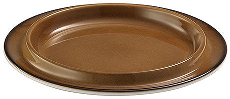 Brauner Teller mit Rand.