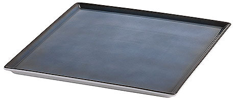 Quadratischer, schwarzer Teller aus Porzellan.