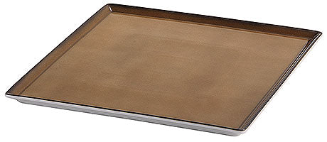 Quadratische, braune Servierplatte.
