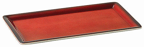 Rotes rechteckiges Serviertablett aus Keramik.