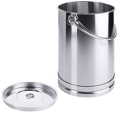 Edelstahlbehälter mit Deckel, offen.