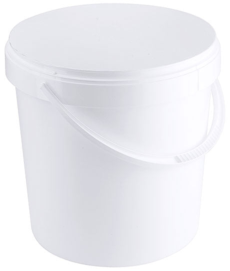 Weißer Plastikeimer mit Deckel.