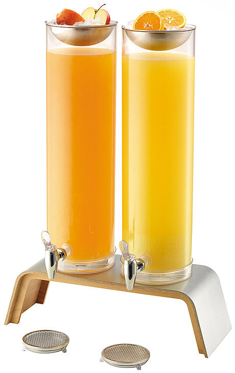 Zwei Saftspender mit Früchten.