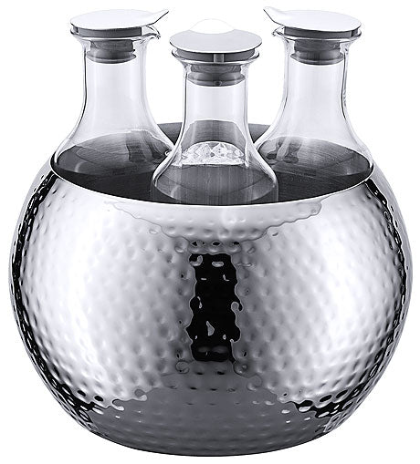 Drei Karaffen in Edelstahlhalterung.