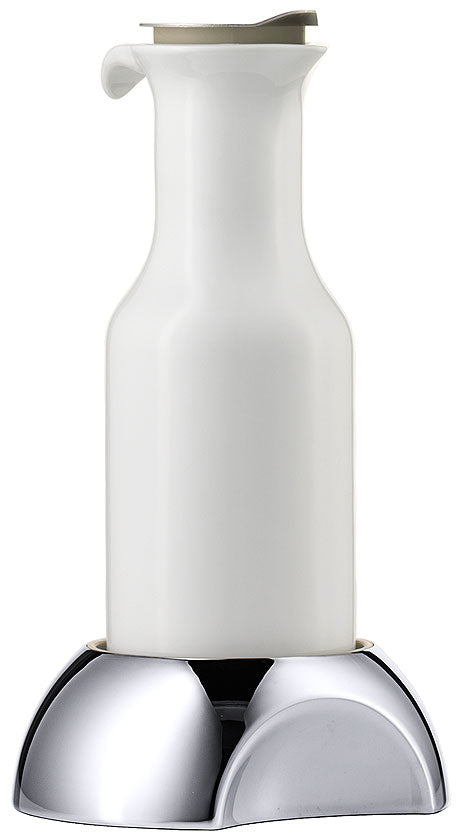 Weiße Karaffe mit silbernem Sockel.