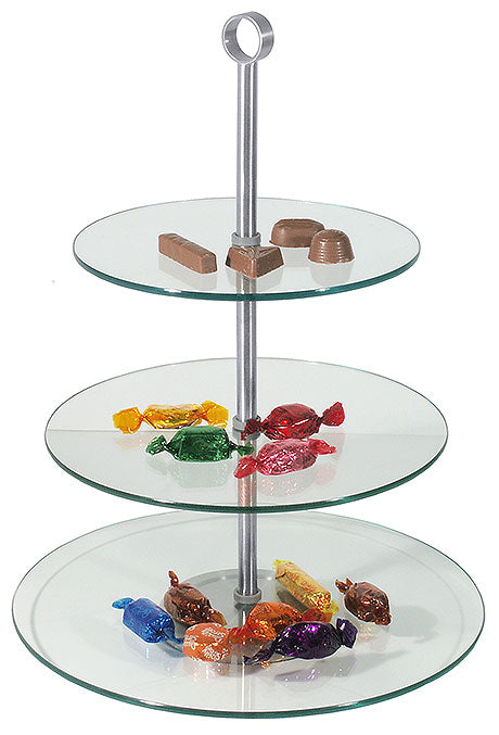 Dreistöckige Etagere mit Pralinen.