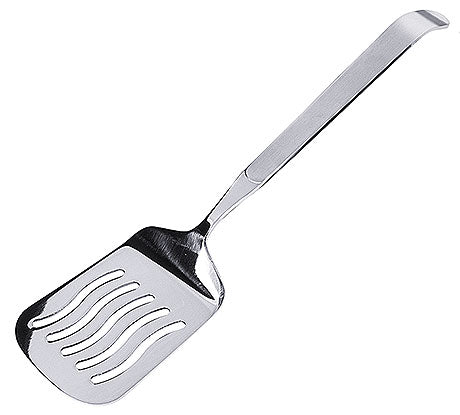 Metall-Pfannenwender mit Schlitzen.