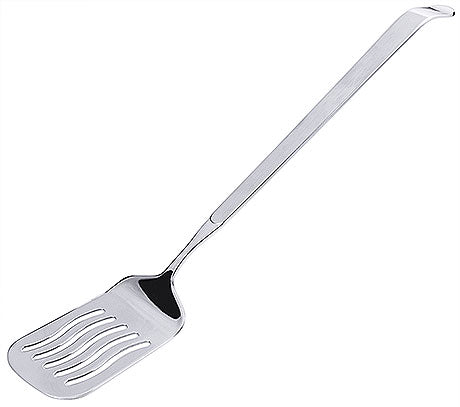 Metall-Pfannenwender mit Schlitzen.