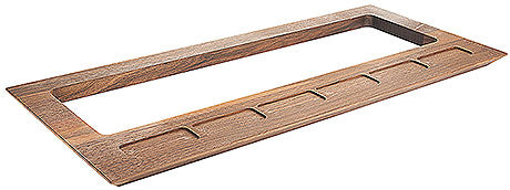 Holztablett mit rechteckiger Aussparung.
