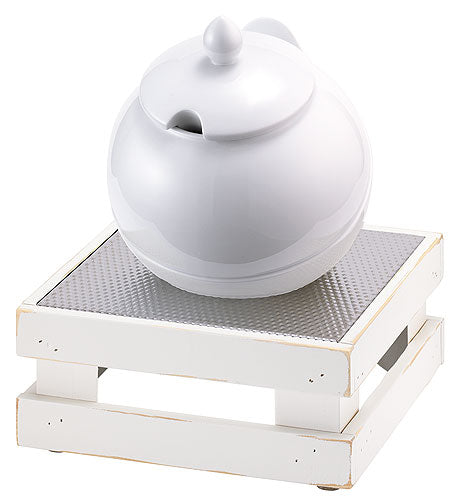 Weiße Schüssel auf Holzständer.