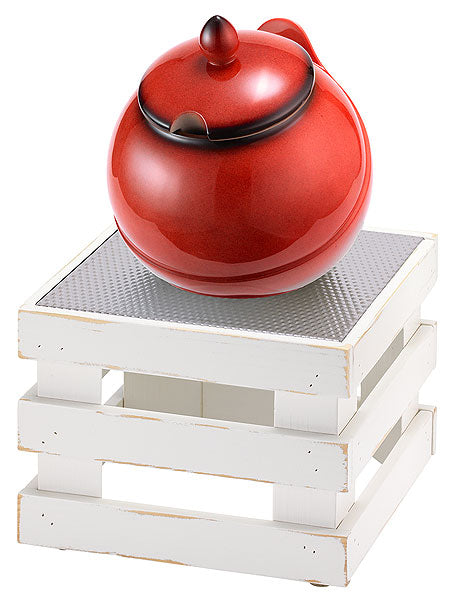 Roter Topf auf weißem Podest.