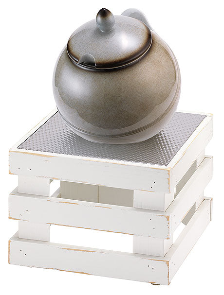 Suppentopf auf weißem Holzgestell.