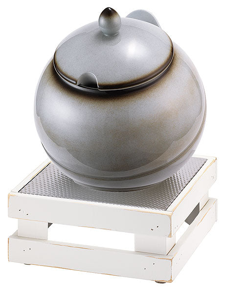 Suppentopf auf weißem Gestell.