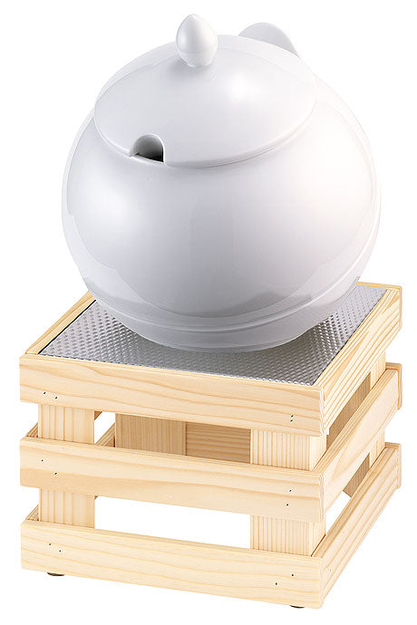 Suppentopf auf Holzgestell.