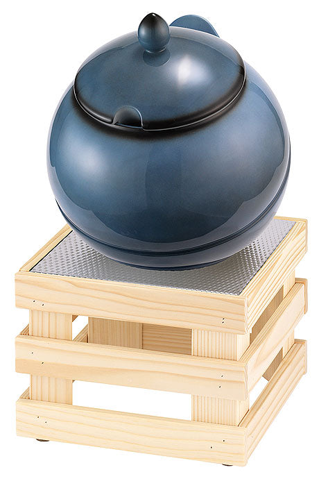 Suppentopf auf Holzgestell.