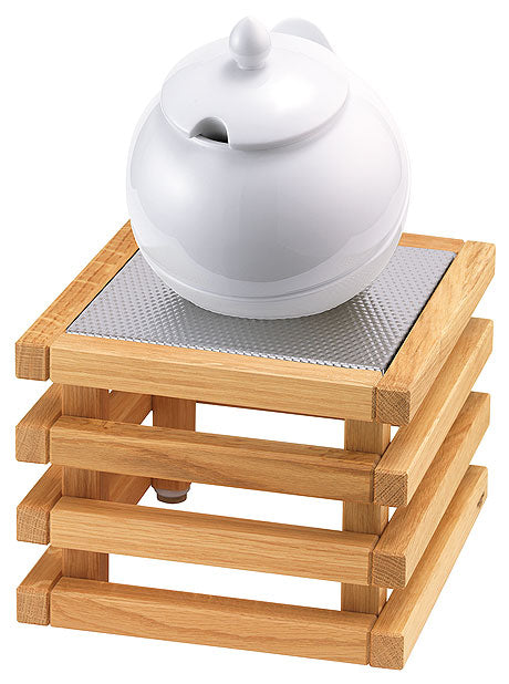 Suppentopf auf Holzgestell.