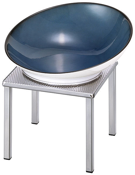 Schüssel auf Metallständer für Buffet.