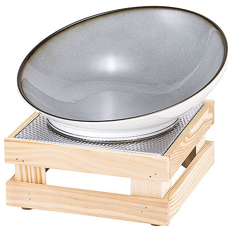 Schale auf Holzständer für Buffet.