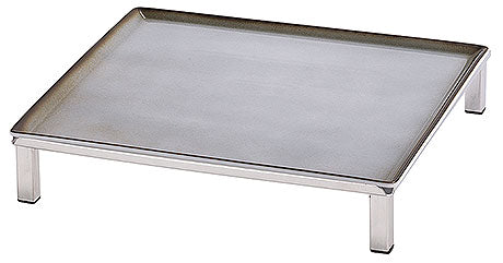 Rechteckiges Tablett auf Beinen.