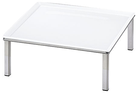 Buffetständer mit weißer Platte.