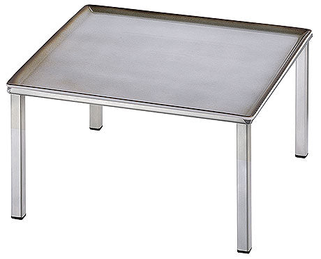 Tisch mit Metallbeinen.