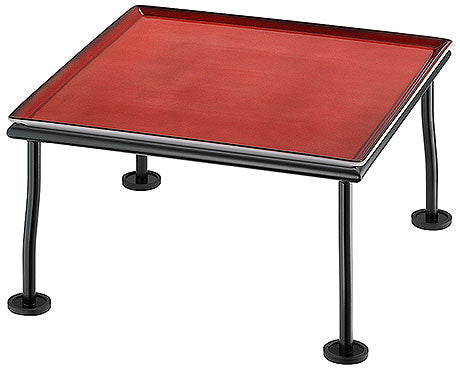 Rotes Tablett auf Tischgestell.