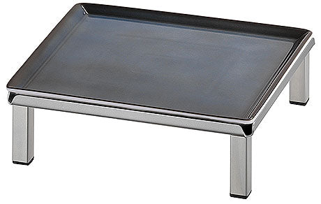 Schwarzes Tablett auf Metallgestell.