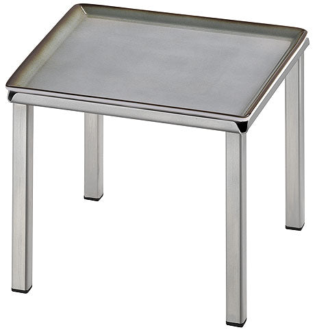 Quadratischer Tisch mit Metallbeinen.