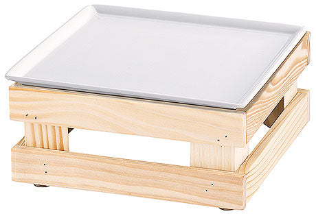 Holzständer mit weißem Tablett.