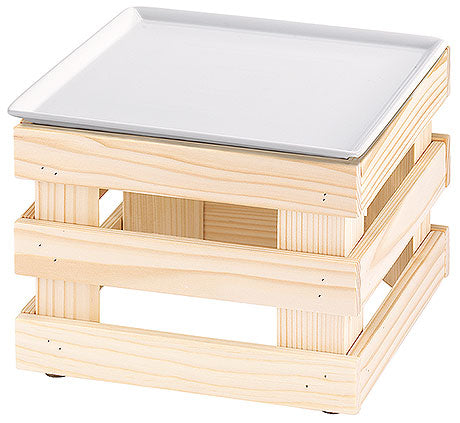 Holzkiste mit weißem Tablett.